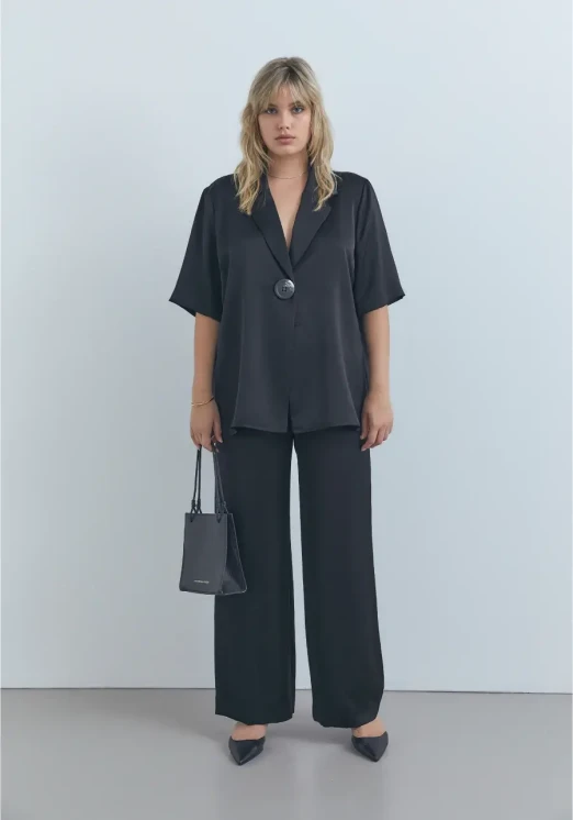 Viktoria  and Woods chorus shirt in black