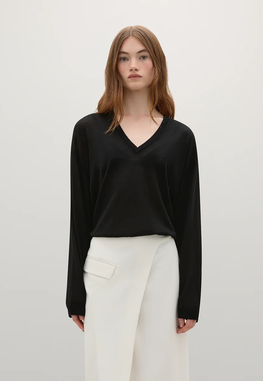 A Emery v-neck black jumper