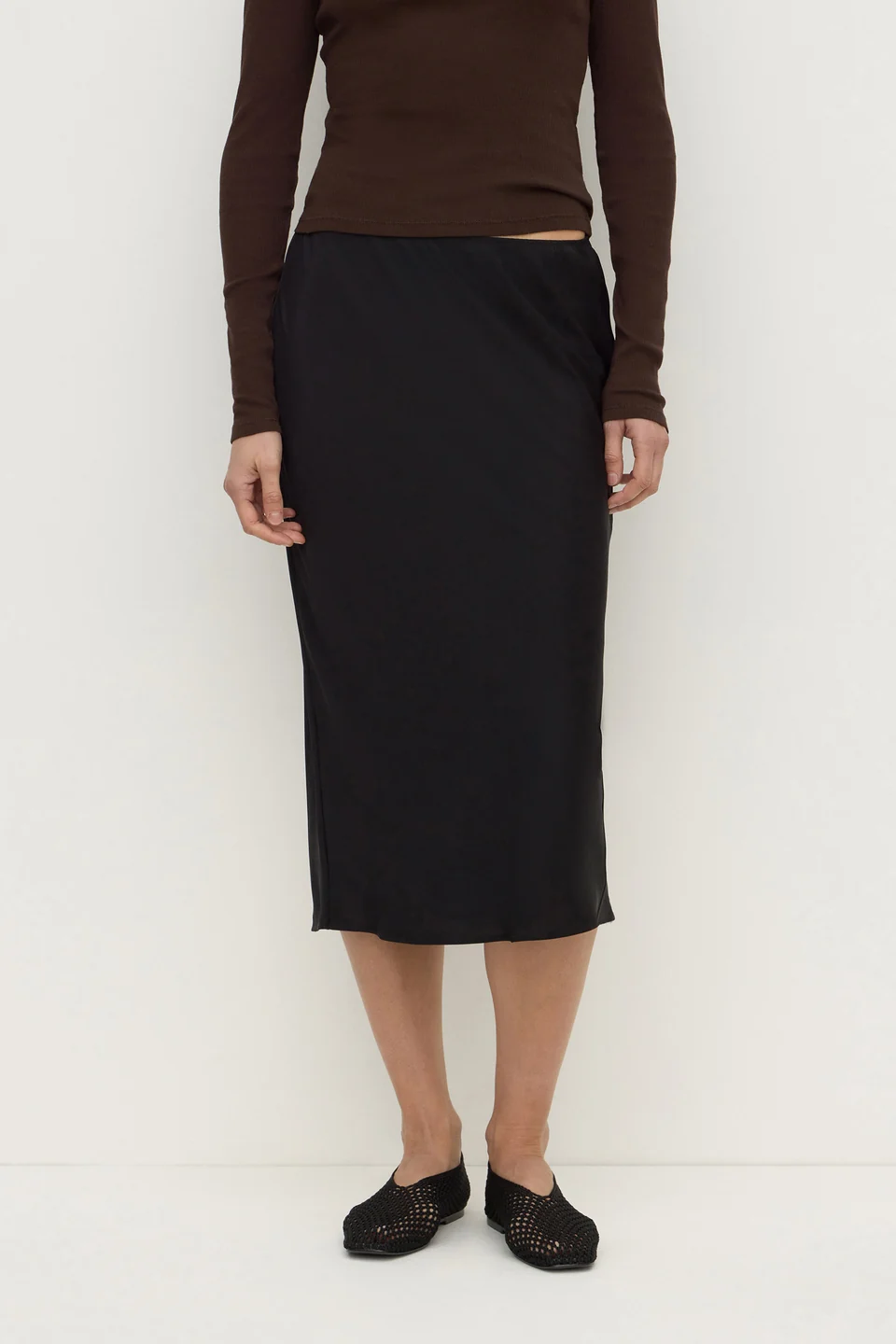 Assembly label slip skirt
