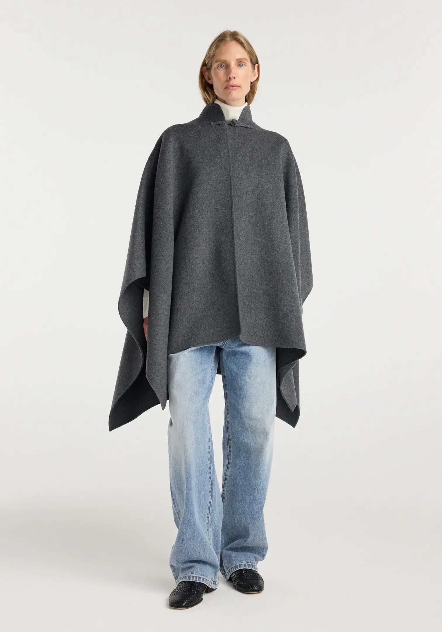Rohe grey wool pankou  closure poncho